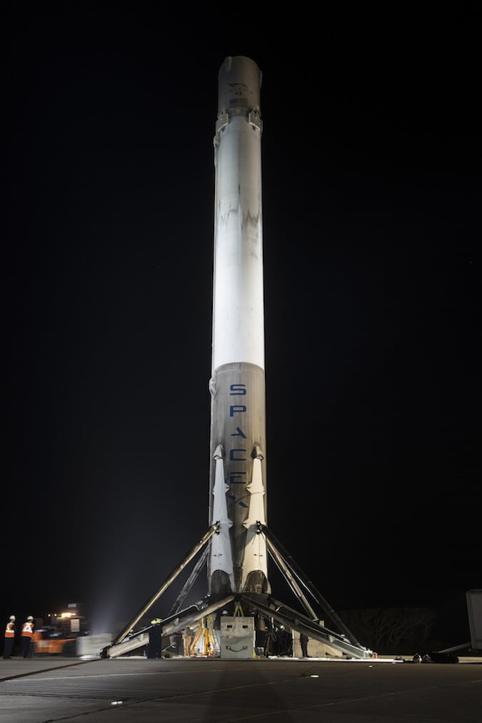 1° étage de Falcon 9 après atterrissage © SpaceX