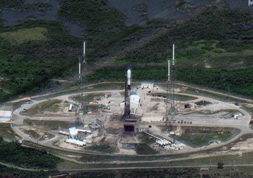 Falcon 9 avant le lancement de SXM-8 vue par WorldView © Maxar