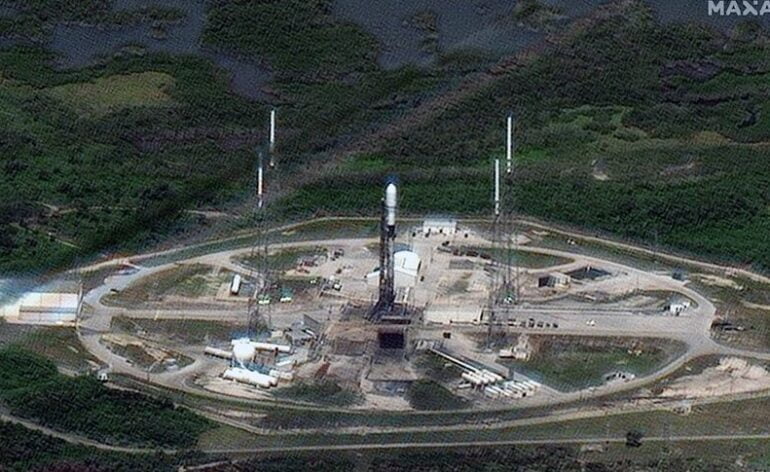 Falcon 9 avant le lancement de SXM-8 vue par WorldView © Maxar
