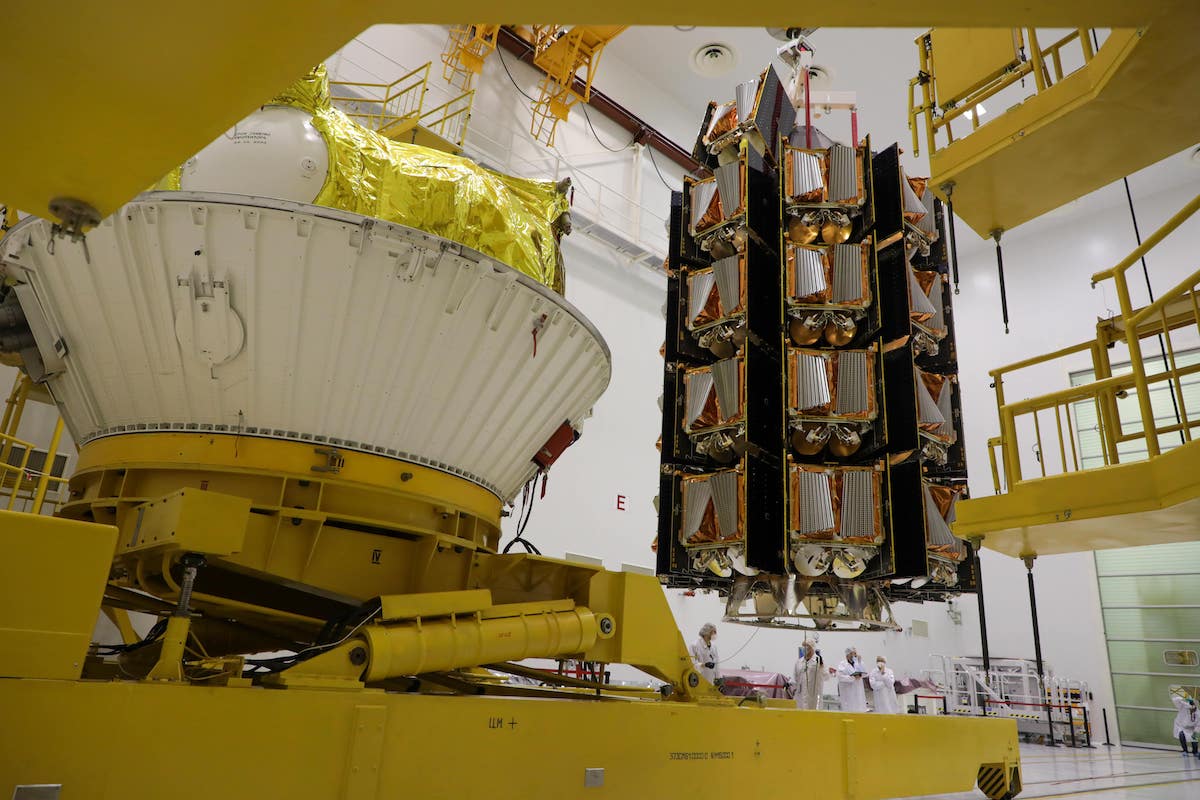 34 satellites OneWeb en cours de préparation au lancement © Roscosmos