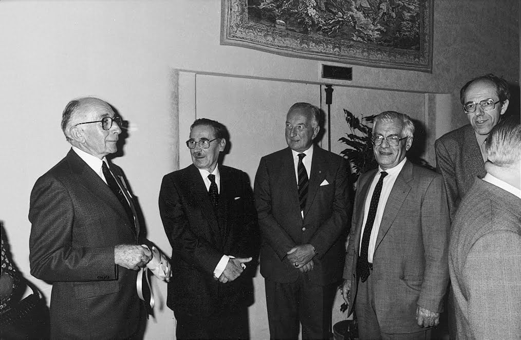Deuxième en partant de la gauche : Vladimir Altovsky, premier directeur du Bureau des Activités Spatiales de Thomson (1962-1976). Il est entouré de gauche à droite de Jacques Chaumeron, Philip Van der Veen, de Hughes Aircraft, Jean-Pierre Bouysonnie, Président de Thomson-CSF et M. Mutin du CNES