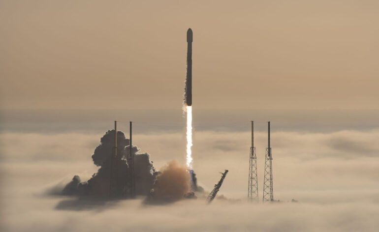 Falcon 9 au dessus du brouillard © SpaceX