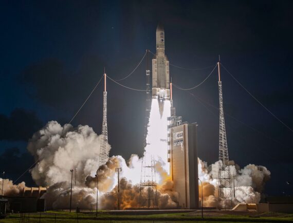 Décollage d'Ariane 5 VA 258 Eutelsat Konnect VHTS © ESA/CNES/Arianespace/P. Piron