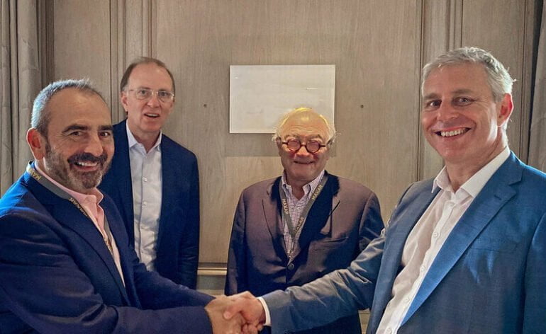 Poignée de mains entre Juan Tomas Hernani, CEO Satlantis (à gauche) et Benoit Mathieu, OHB Sweden managing director (à droite) © OHB Suède