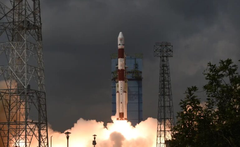 Décollage de PSLV dans la mission C54 pour lancer EOS-6 © ISRO