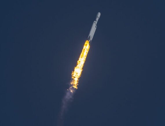 Falcon Heavy en vol pour la mission USSF-44 © SpaceX