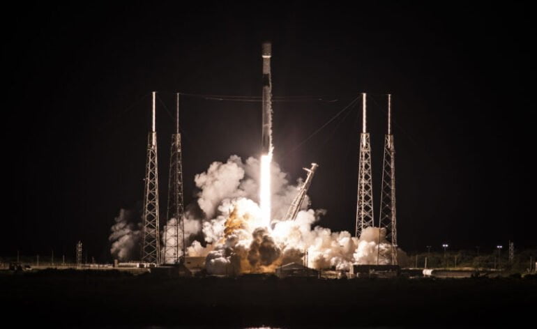 Décollage De Falcon 9 avec deux satellites O3b mPOWER à bord © SpaceX