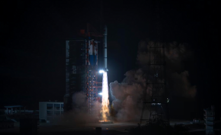 Décollage de Long March 2C pour le lancement d'APSTAR-6E © Xinhua/Liu Guanghui