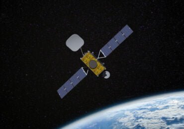 Vue d'artiste d'un satellite sur plateforme HummingSat en orbite © SWISSto12