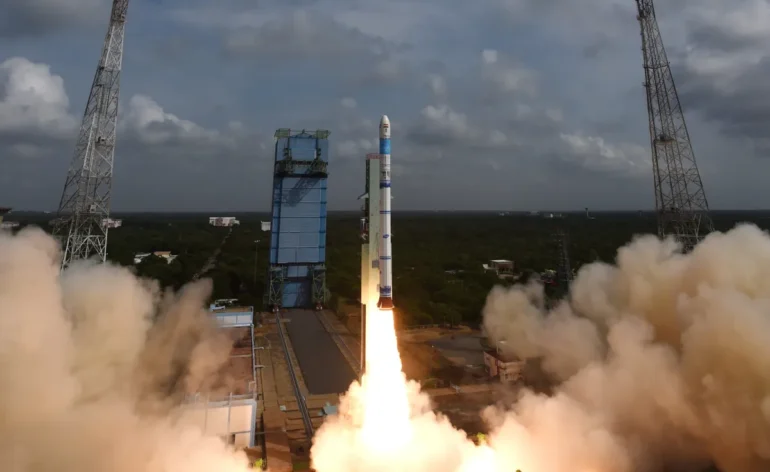 Lancement de EOS-8 par SSLV-D3 © ISRO