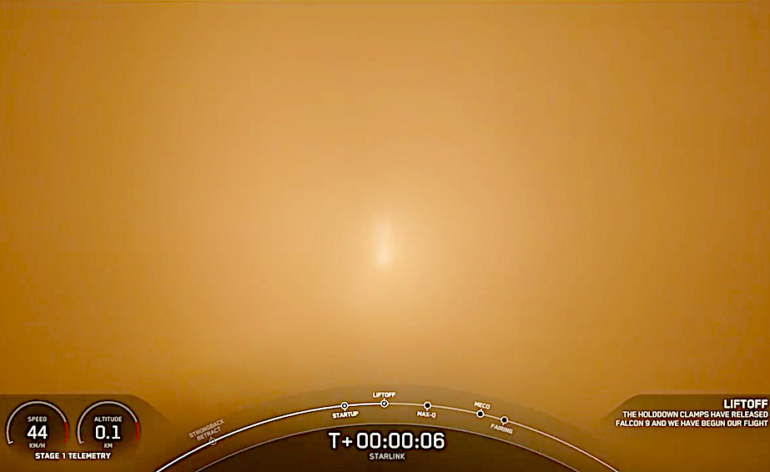 Lancement de Starlink group 9-7 dans le brouillard à Vandenberg © SpaceX